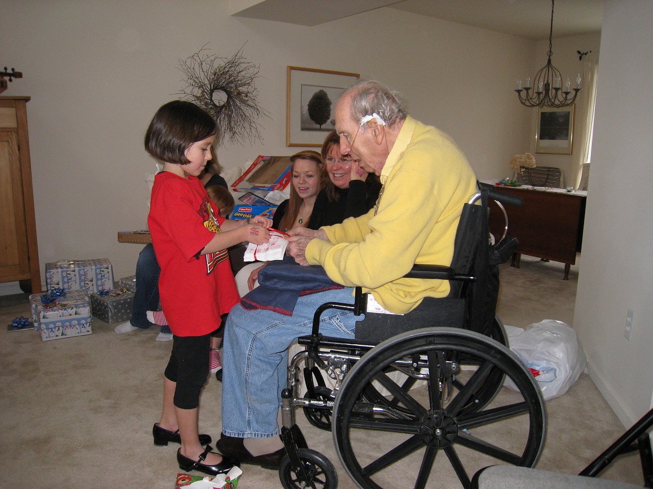 Christmas 2007 Kasdorf Misselhorn Gathering 023.jpg - Christmas 2007! The Misselhorn, Kasdorf and Burns families come together for the celebration! Lots of talk, food, presents, food and visiting.